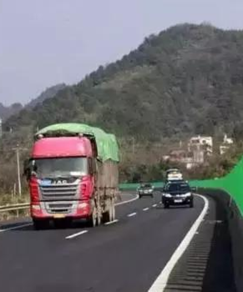 高速公路安全，交通安全设施发挥70%关键作用：高速公路的安全设施